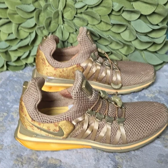 Women's Nike Athletic Shoe Shox Gravity Metallic - Picture 5 of 13